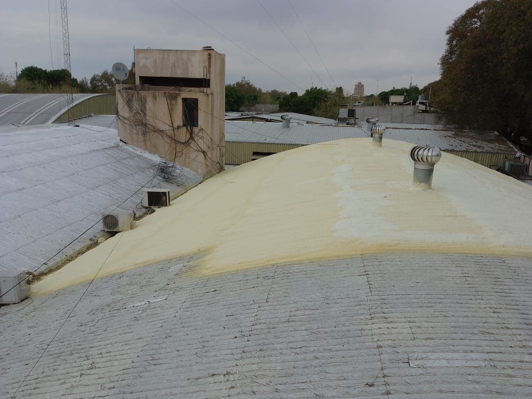 proyeccion-poliuretano-expandido-techo-bodega